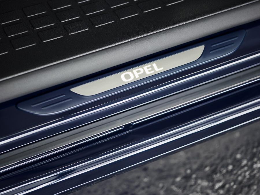 Детали интерьера Opel O-Team Zafira Life 2019 года  (фото 10 из 11)